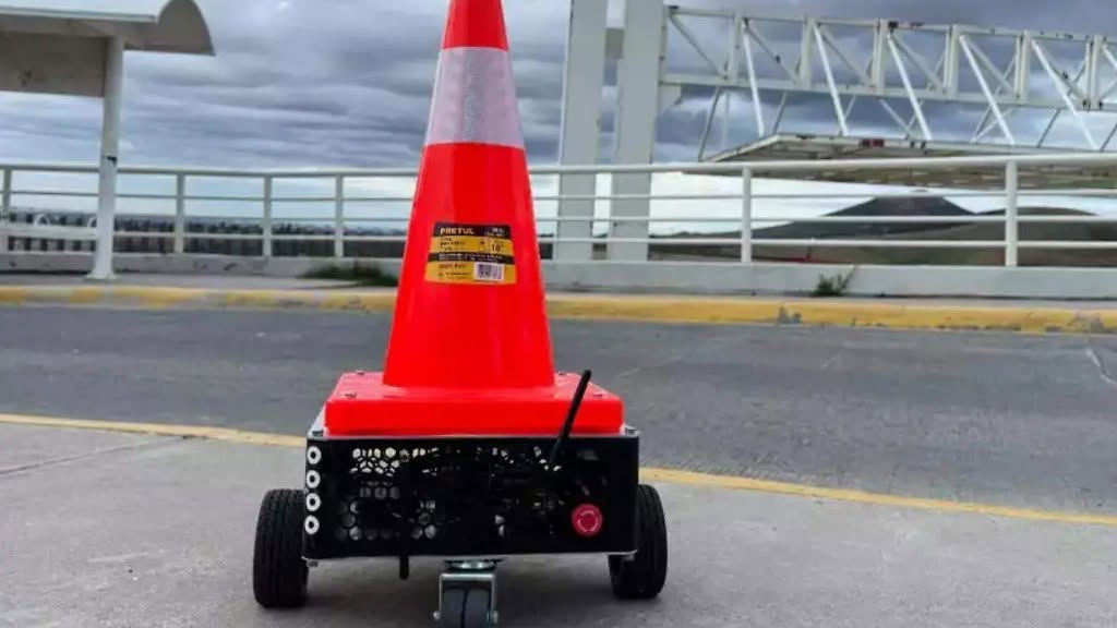 Luces, sensores y ruedas independientes en los conos robotizados del IPN.jpg